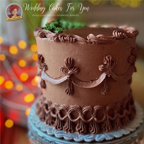 Vintage Chocolate Cake Decoration, Vintage Cake Chocolate, Chocolate Lambeth Cake, Decorate Chocolate Cake Ideas, Chocolate Vintage Cake, Chocolate Cake Decorating Ideas Birthday, Decorate Chocolate Cake, Retro Cake Design, Chocolate Cake Design Ideas