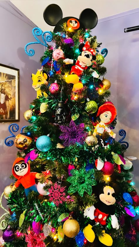 Disney inspired Christmas tree filled with all sorts of Disney Characters Character Tree Christmas, Christmas Tree Disney Theme, Christmas Tree Character Ideas, Pixar Christmas Tree, Disney Inspired Christmas Tree, Disney Tree Christmas, Disney Theme Christmas Tree, Disney Xmas Tree, Disney Themed Christmas Trees