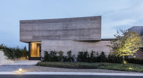 51 Brutalist House Exteriors That Will Make You Love Concrete Architecture Concrete House Exterior, Brutalist House, Steel Architecture, Modernist House, Concrete Facade, Concrete Architecture, Concrete House, Minimalist House Design, Modern Mansion