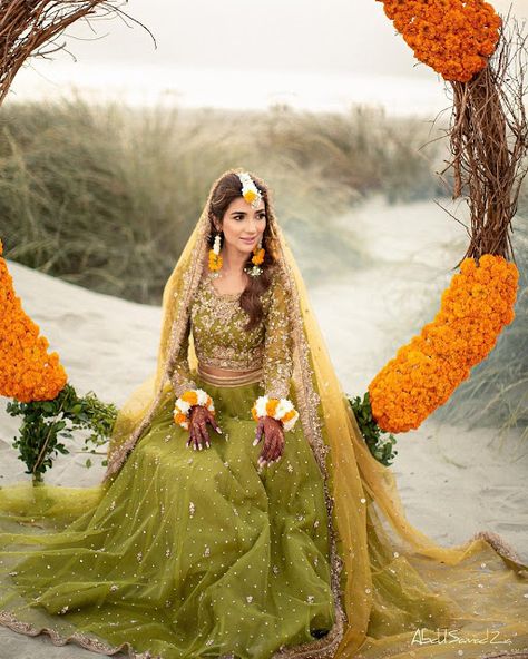 Pakistani Celebrities Mehndi Looks Green Mendhi Dress, Bridal Dholki Outfit, Mendhi Lengha Mehndi Outfit, Green Mehndi Outfit For Bride, Mehandi Dress Ideas, Mehandi Lehanga Designs, Haldi Mehendi Outfit For Bride, Pakistani Bridal Wear Mehndi, Mehndi Bride Outfit