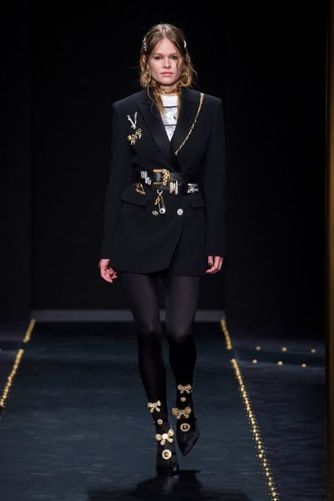 Versace Delivers Grunge Vibes for Fall 2019 Versace 2019 Fall Winter, Versace Outfit Aesthetic, Versace Outfit Women, Versace 2019, Moda Over 50, Versace Women, Runway Fashion Couture, Versace Fashion, Versace Collection