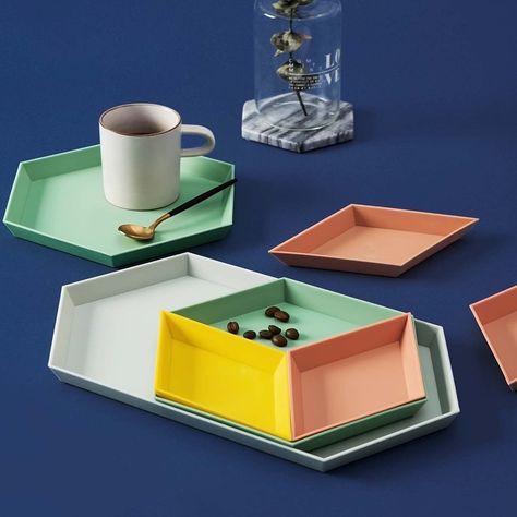 A set of very modern-looking geometric trays that are so versatile you'll literally use them every day. These are perfect for people who don't have the storage space in their homes for multiple sets of trays for different occasions. Geometric Tray, Serving Tray Set, Dish Storage, Snacks Dishes, Platter Set, Food Serving Trays, Amazon Home Decor, Colorful Fruit, Decor Buy