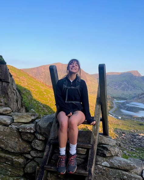 Watching the sunrise as i climbed Tryfan was such a magical experience 🌅🤍 We headed up the north ridge at 5am a few weeks ago and as we started to climb the sun began to rise over Ogwen Valley and it was such a treat to see 🥹 This hike was one of my favourites i’ve ever done and to be paired with a stile and a sunrise? How could it get better 🤍🌅 I can’t wait to be back in Eryri 🫶🏼 ✨ mays mini wardrobe✨ fleece: @tog24official shorts: @columbia_eu (previously gifted) hiking trainers: @col... Ogwen Valley, Hiking Trainers, Mini Wardrobe, Watching The Sunrise, The Lumineers, The Sunrise, National Trust, It Gets Better, Heads Up