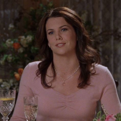 Lorelai Gilmore Pink, Lorelei Outfits, Gilmore Girls Characters, Lorelei Gilmore, Gilmore Girls Fashion, Rory And Jess, Gilmore Girls Outfits, Team Logan, Gilmore Girl