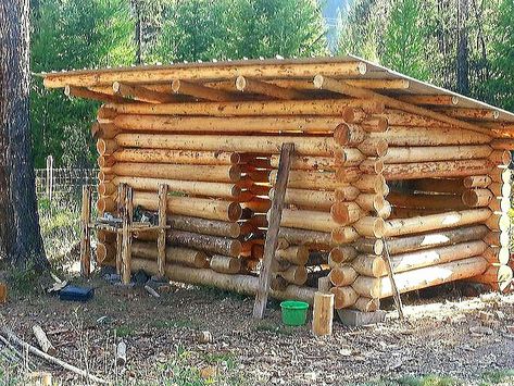 Garden Shed Ideas Exterior, Log Shed, Old Log Cabin, Diy Log Cabin, How To Build A Log Cabin, Bushcraft Shelter, Cabin Diy, Log Cabin Living, Small Log Cabin