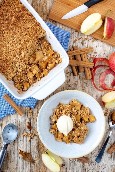 Soft and sweet cinnamon apples combined with a crispy oat topping make this Oaty Apple Crumble a comforting and warming dessert that the whole family will love and it’s lighter than most desserts too! This is the best healthy apple crumble recipe but unlike a traditional crumble, this is made with oats and is vegan and gluten free! Low Calorie Apple Crumble, Apple Crumble With Oats, Chocolate Covered Banana Bites, Healthy Apple Crumble, Strawberry Oatmeal Bars, Blueberry Crumble Bars, Apple Crumble Recipe, Oat Crumble, Crumble Recipe