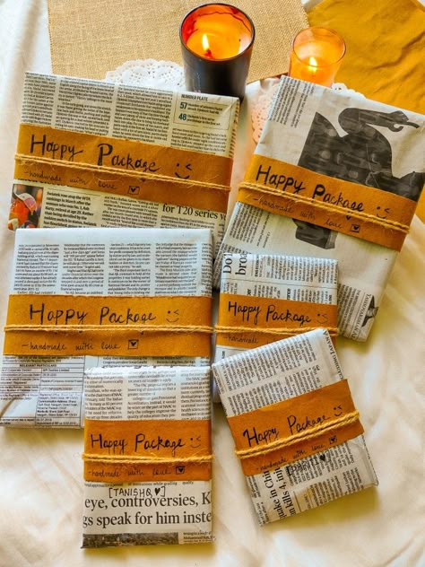 Wrapping With Newspaper, Newspaper Packaging Ideas, Gift Wrapping Newspaper, Newspaper Wrapped Gifts, Newspaper Gift Wrap, Newspaper Christmas Wrapping, Newspaper Gift Wrapping Ideas, Newspaper Gift Wrapping, Newspaper Packaging