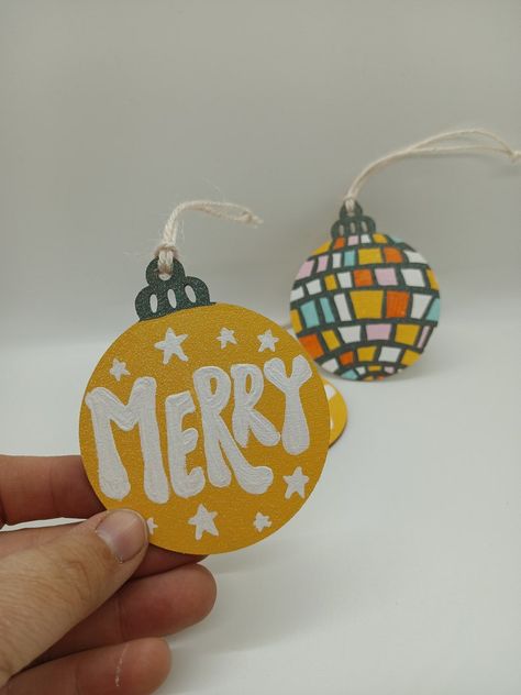 Christmas Aesthetic Ornaments, Painted Clay Ornaments Diy, Cute Wooden Ornaments, Disco Ball Ornaments Diy, Easy Hand Painted Ornaments, Balloon Covered Ornaments, Teen Ornaments Diy, Cute Ornament Painting Ideas, Ceramic Painted Ornaments