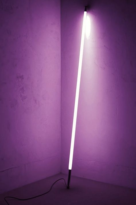 Noticed lately: Neon lights reminiscent of the work of Dan Flavin, who used off-the-shelf fluorescent lights in his lighting sculptures. Led Lights Aesthetic, Purple Led Light, Purple Ideas, Dan Flavin, Led Light Stick, Stick Light, Fluorescent Lights, Neon Room, Purple Interior