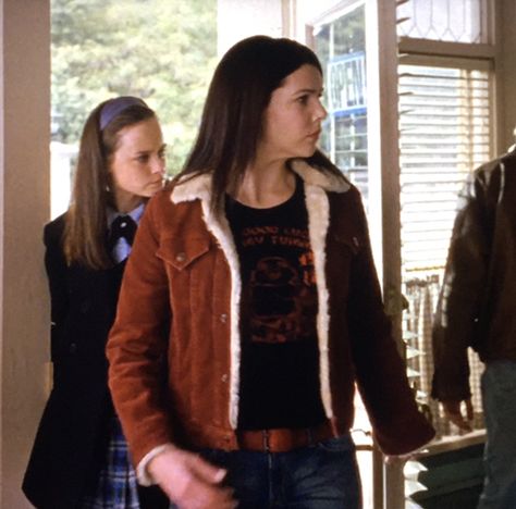 Lorelai Gilmore Dragonfly Inn, Lorelai Gilmore Jacket, Lorelei Outfits, Lorelai Outfits, Lorelai Gilmore Style, Gilmore Girls Lane, Gilmore Girls Fashion, Lorelei Gilmore, Gilmore Girls Outfits