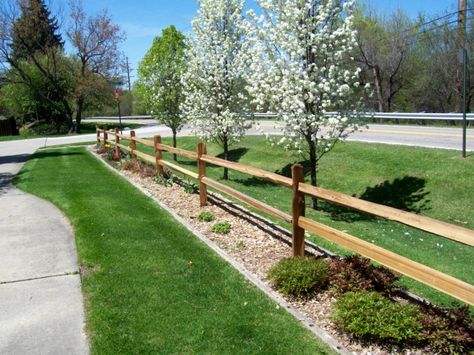 Front Yard Split Rail Fence, Split Fence Landscaping, Split Rail Fence Ideas Driveways, Driveway Fence Landscaping, Western Fence Ideas, Split Rail Fence Ideas Landscaping, Fence Along Driveway, Split Rail Fence Landscaping, Country Yard Landscaping