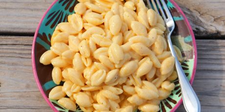 Quick Shells and Cheese PIONEER  WOMAN show Shells And Cheese Recipe, Shells And Cheese, Ree Drummond Recipes, Cheese Stuffed Shells, Macaroni N Cheese Recipe, Food Network Canada, Best Pasta Recipes, Pioneer Woman Recipes, Ree Drummond