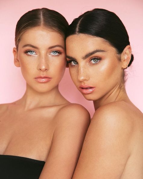 Two Girls Makeup, Model Photoshoot Poses, Glossier Beauty, Beauty Makeup Photography, Studio Portrait Photography, Sisters Photoshoot, Business Photoshoot, Glam Photoshoot, Beauty Photoshoot