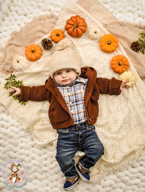 Baby Boy Fall Photoshoot, Pumpkin Baby Photoshoot, Holiday Baby Pictures, Halloween Baby Pictures, 6 Month Baby Picture Ideas Boy, 3 Month Old Baby Pictures, Fall Baby Photos, Baby 6 Months, Fall Baby Pictures