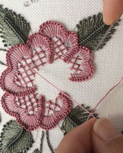 Bordado Jacobean, Jacobean Embroidery, Wonder Of The World, Hand Embroidery Patterns Flowers, Hand Embroidery Videos, Diy Embroidery Patterns, Basic Embroidery Stitches, Embroidery Stitches Tutorial, Pola Sulam