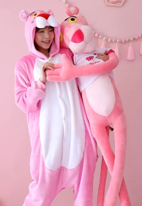 Los kigurumi con pijamas perfectas para dormir calientitas Kawaii Pjs, Animal Costumes For Adults, Sleep Ware, Pink Panther Cartoon, Animal Onesies, Pajama Costume, Onesie Costumes, Cute Onesies, Cute Sleepwear