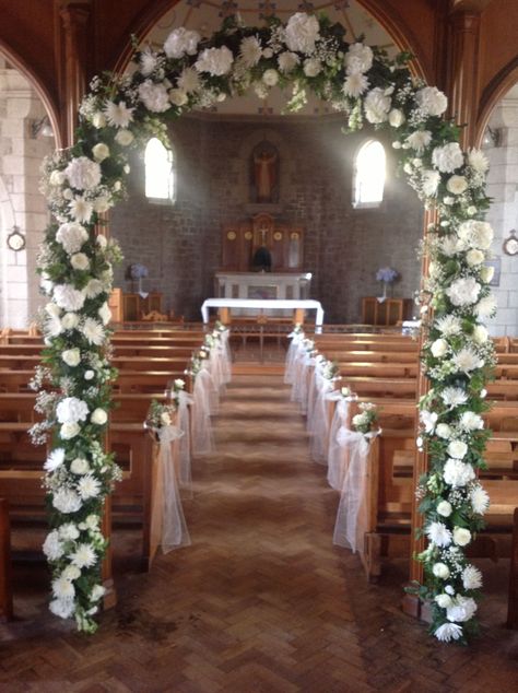 Found on Bing from www.pinterest.pt Church Aisle Decorations, Wedding Church Aisle, Church Aisle, Wedding Church Decor, Wedding Pews, Church Wedding Flowers, Church Wedding Decorations, Arch Decoration, Wedding Arch Flowers