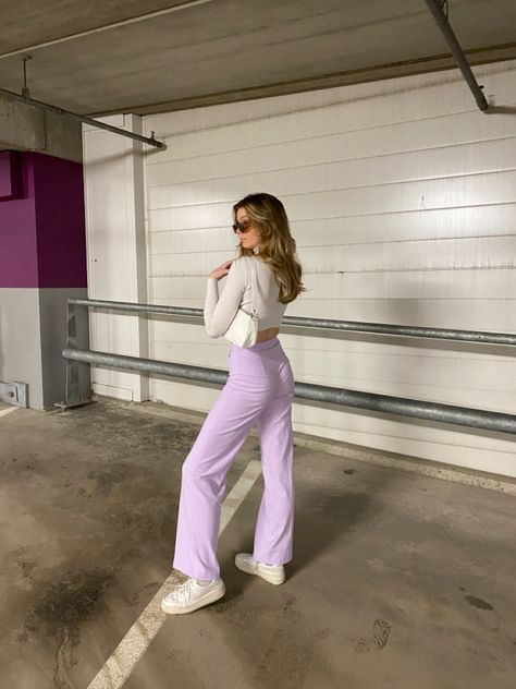 Purple Yoga Pants Outfit, Light Purple Cargo Pants Outfit, Outfit Ideas With Purple Pants, Lavender Casual Outfit, Light Purple Jeans Outfit, Outfits With Lavender Pants, How To Style Lavender Pants, Purple Bottoms Outfit, Purple Linen Pants Outfit