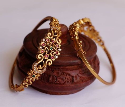 قلادات متدلية, Gold Jewelry Outfits, Antique Jewellery Designs, Indian Jewellery Design Earrings, Antique Jewelry Indian, Antique Bracelets, Jewelry Bracelets Gold, Gold Bride Jewelry, Indian Jewelry Sets