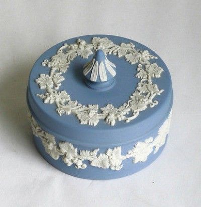 Wedgewood Jasperware, Wedgewood Blue, Apartment Christmas, Wedgwood China, Christmas Apartment, Wedgwood Jasperware, Wedgwood Blue, Blue Wedding Flowers, Christmas Tree Stand