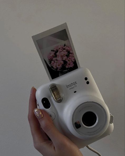 Mini 11 Instant Camera, Instax Mini Ideas, Polaroid Instax Mini, Photo Bunting, Fujifilm Instax Mini 11, Instant Photo Camera, Instax Mini 12, Instax Mini 11, Best Instagram Feeds