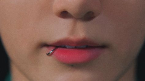 Jungkook Piercing, How To Drow, Mouth Piercings, Cool Piercings, Bangs With Medium Hair, Jungkook Selca, Celebrity Style Red Carpet, Lip Ring, Lip Piercing