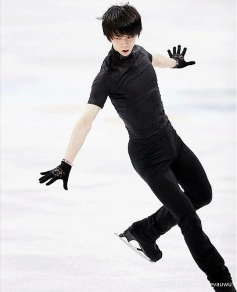 Gesture Drawing Poses, Action Pose Reference, Male Pose Reference, People Poses, Human Reference, Body Reference Poses, Human Poses Reference, Yuzuru Hanyu, Figure Poses