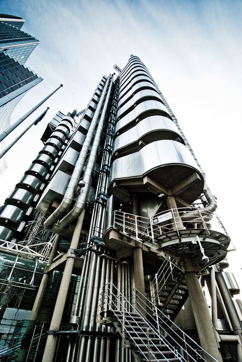 Lloyds of London, Richard Rogers. Roger's Inspiration ...Towerering focal point seen at the end of streets. Florence. Richard Rogers Architecture, High Tech Architecture, Lab Architecture, Metlife Building, Tech Architecture, Richard Rogers, Berlin Photos, Peter Zumthor, British Architecture