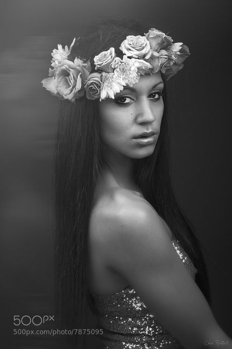 45 Fantastic Flower Crown Portraits To Fall In Love With - 500px San Francisco Black And White, Portrait With Flowers, Flowers Crown, Floral Hair Pins, Flower Photoshoot, Black And White Portrait, White Portrait, Photographs Of People, Hair Flower