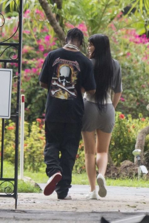 Kylie And Travis Scott, Kylie Jenner And Travis Scott, Kylie Jenner Fotos, Kily Jenner, Grey Mini Dress, Kylie Travis, Kylie Jenner Photos, Trajes Kylie Jenner, Kyle Jenner