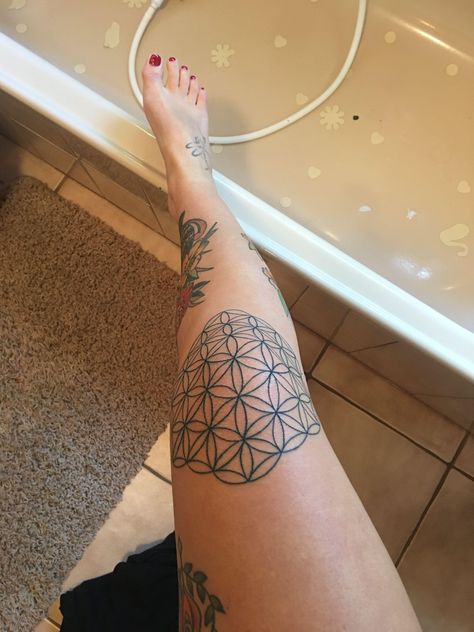 Flower Of Life Elbow Tattoo, Tree Of Life Finger Tattoo, Boho Knee Tattoo, Pattern Of Life Tattoo, Tree Of Life Geometric Tattoo, Flower Of Life Hand Tattoo, Tattoo Knee Woman, Geometric Knee Tattoo, Knee Cap Tattoo Ideas