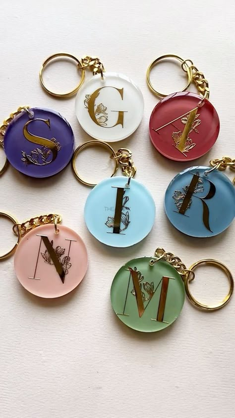 Resin Keychain Photo, Cute Key Chains Aesthetic, Photo Keychain Ideas, Keychain Resin Ideas, Epoxy Keychain Ideas, Resin Keychain Ideas Alphabet, Key Chains Ideas, Resin Photo Keychain, Resin Keychain Ideas