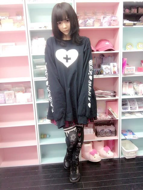 Menhera Fashion Outfit, Menhera Outfit Ideas, Menhera Core, Yumi Kawaii Outfit, Yamikawaii Outfit, Menhera Kei Fashion, Outfit Ideas Pastel Goth, Yami Kawaii Outfit, Outfit Ideas Pastel