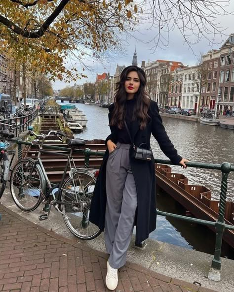 Autumn Outfits Parisian, Amsterdam Fits Autumn, Amsterdam Clothes Style, Cute Amsterdam Outfits, Rainy Day In Europe Outfit, Amsterdam Work Outfit, Outfit Ideas For Amsterdam, Fall Outfits Amsterdam, Winter Fashion In Italy