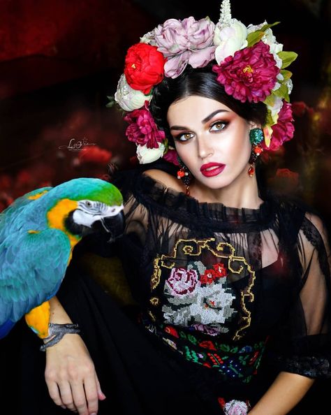 Bird Photoshoot, Fiesta Costume, Senior Portraits Girl, Frida Kahlo Art, Mexican Fashion, Dance Paintings, Fashion Art Photography, Fairy Aesthetic, Mexican Girl