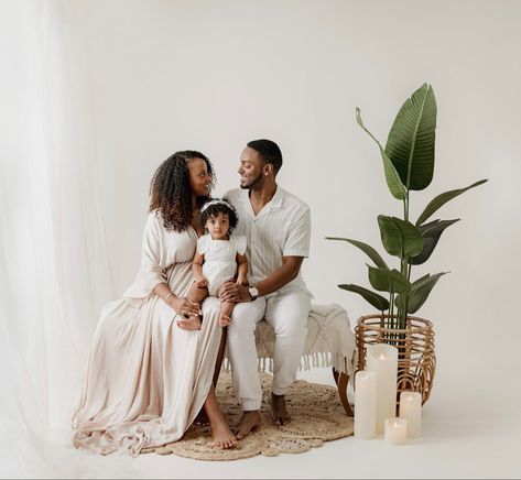 Indoor Studio Photography Ideas, Clean Family Photoshoot, Indoor Photo Studio Setup, Boho Family Photoshoot Studio, Family Backdrop Photoshoot, Indoor Fall Photoshoot Ideas, Photography Studio Setup Aesthetic, Boho Indoor Photoshoot, Light And Airy Studio Photography