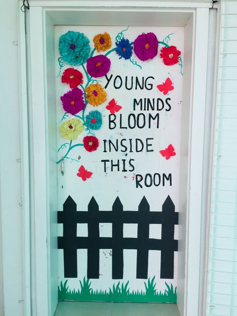 Kindergarten Classroom Decorations Ideas Door Decorating, Flowers For Classroom Decoration, Corridor Decorations For School, Pre School Doors Decoration, Class Door Decoration Ideas For Nursery, School Reopening Decoration, Flower Classroom Door, School Entrance Decor Ideas, School Door Decorations Preschool