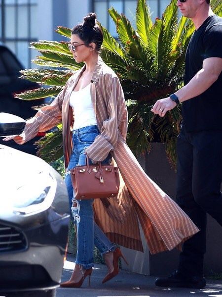 kardashian-jennerempire:Kourtney out in Beverly Hills - 30... Hermes Birkin Bag 25, Hermes Kelly 25, Kourtney Kardashian Style, Street Style Bags, Kardashian Outfit, Fendi Handbag, Hermes Birkin 25, Lv Bags, Culver City