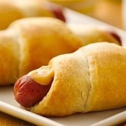 Mosquito Trap Homemade, Food Ideas For The Week, Recipes Using Biscuits, Crescent Hot Dogs, Crescent Roll Hot Dogs, Hotdogs Recipes, Crescent Roll Dough Recipes, Hot Dog Crescent Rolls, Pigs In Blanket