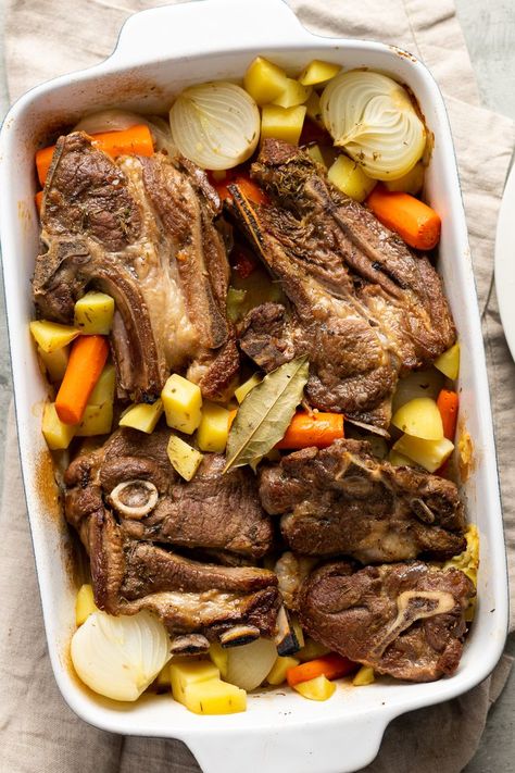 Try This Herbed Lamb Chop Casserole With Carrots and Onions for Dinner Lamb Chop Casserole Recipes, Lamb Chop Casserole, Eenskottel Geregte, Lamb Casserole Recipes, Baked Lamb Chops, Lamb Shoulder Chops, Crockpot Recipes For Two, Lamb Casserole, Camp Oven