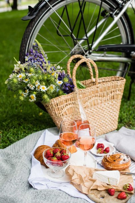 Delicious Spring Picnic Ideas | Picnic Lifestyle Spring Picnic Ideas, Picnic Strawberries, Picnic Appetizers, Picnic Date Food, Ideas Picnic, Picnic Menu, Picnic Snacks, Picnic Engagement, Spring Picnic