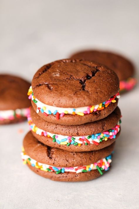 These Simple moon pies are easy to make and full of flavor. They are the perfect dessert for any occasion, and come together in a matter of minutes. Moon Pies Recipe, Baked Sweet Potato Wedges, Whoopie Pie Filling, Homemade Oreo Cookies, Easy Biscuit, Red Velvet Whoopie Pies, Moon Pie, Moon Pies, Chocolate Sugar Cookies