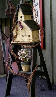 Primitive Outdoor Decorating, Squirrel House, Birdhouse Ideas, Garden Birdhouses, Country Porch, Step Ladders, Deco Nature, Primitive Style, Outdoor Decorating