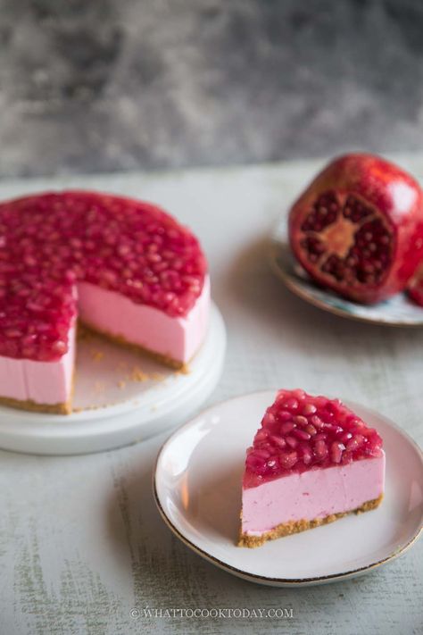 Deserts With Pomegranate, Pomegranate Cake Recipe, Frozen Pomegranate Recipes, Pomegranate Dessert Recipes, Pomegranate Mousse, Pomegranate Pie, Pomegranate Desserts, Yogurt Mousse Cake, Pomegranate Cake