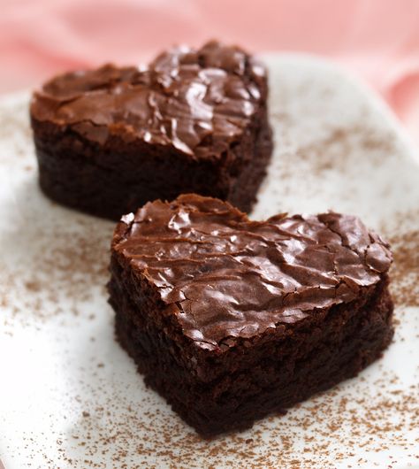 Turn fudgy brownies into "love-ly" brownies with the press of a cookie cutter. Baking Cocoa, Heart Food, Valentines Day Treats, Valentines Food, Brownie Mix, Brownie Cookies, Brownie Recipes, Forever Young, Healthy Dessert