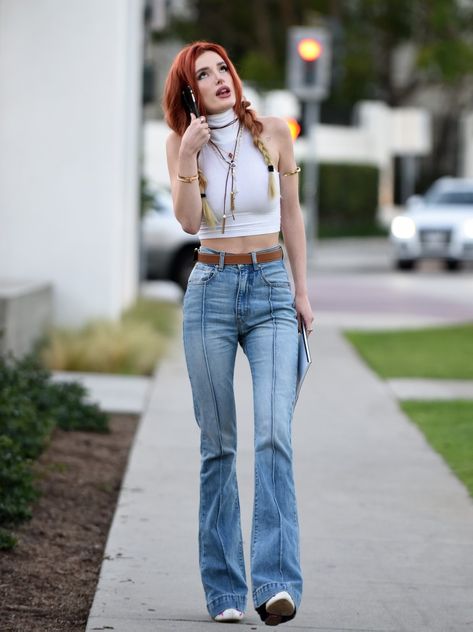 Bella Thorne Style Outfits, Bellbottom Jean Outfits, Alternative Beauty, Bella Thorne Style, Haley Williams, Bella Throne, Bella Hadid Outfits, Bella Thorne, Mom Style