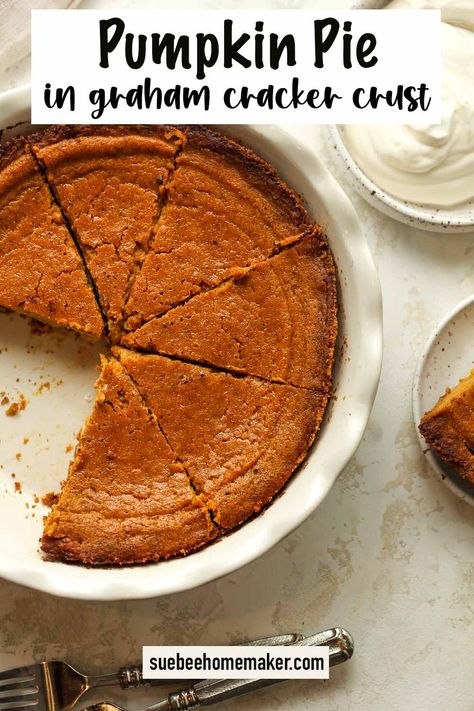 Pumpkin Pie in Graham Cracker Crust combines the creamy, spiced richness of traditional pumpkin filling with the sweet, buttery crunch of a graham cracker base. This pumpkin pie deserves a special place on your holiday table! Pumpkin Pie Bars Graham Cracker Crust, Pie In Graham Cracker Crust, Graham Wafer Crust, Frozen Pumpkin Pie, Iced Pumpkin Cookies, Pumpkin Pie From Scratch, Pumpkin Streusel Muffins, Pumpkin Filling, Delicious Holiday Desserts