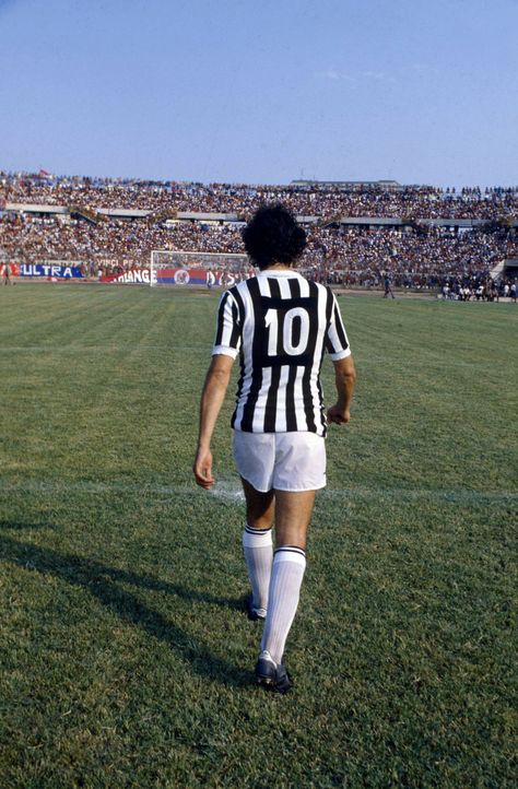 Michel Platini, le + grand footballeur français avec Zidane ! Michel Platini, Johan Cruyff, France Football, Best Football Players, Football Images, Football Uniform, Football Icon, Football Is Life, Zinedine Zidane