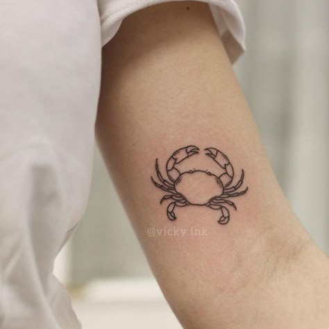 Zodiac Tattoos Constellation, Beehive Tattoo, Tattoos Constellation, Zodiac Tattoo Designs, Crab Tattoo, Seashell Tattoos, Simple Arm Tattoos, Petit Tattoo, Horoscope Tattoos