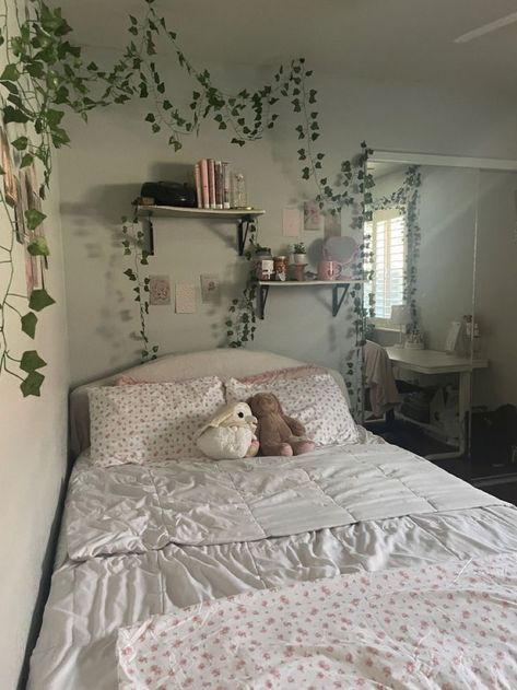 Old Aesthetic Bedroom, Pintrest Rooms Decor, Green Coquette Bedroom, Cozy Coquette Bedroom, Coquette Dorm Room Ideas, Bedroom Inspo Coquette, Room Decor Bedroom Coquette, Coquette Room Bed, Coquette Minimalist Room